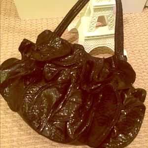 Black patent medium ruffle handbag! 👛
